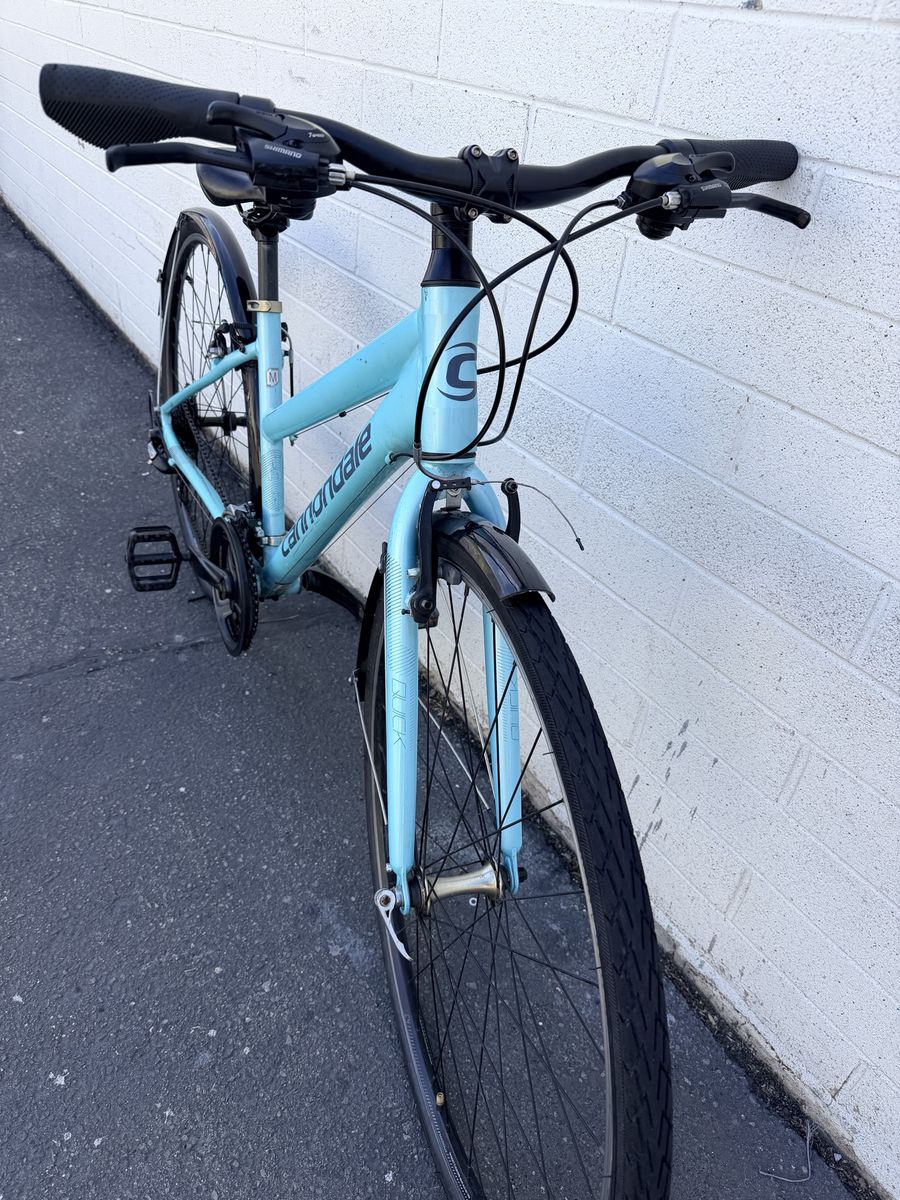 Cannondale Quick Light Blue Hybrid Fitness Bike Size Medium with Fenders