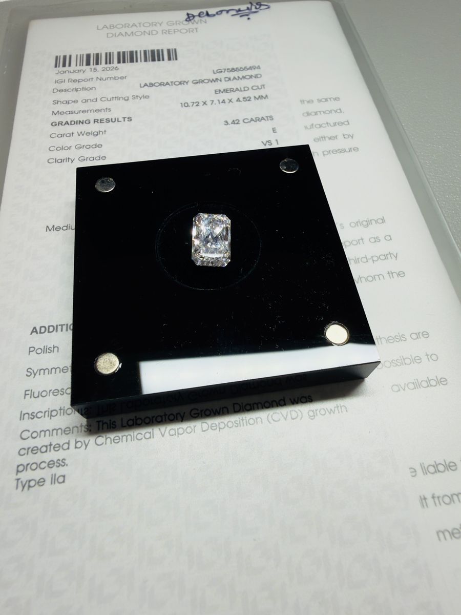 3.01 ct Radiant cut diamond IGI certified