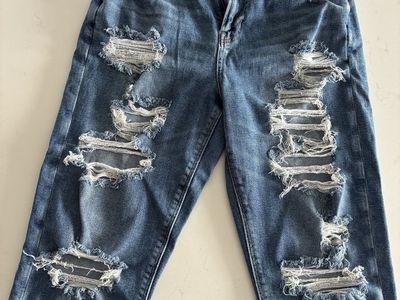 American Eagle Highest Rise Mom Jean Distressed - Size 8 long