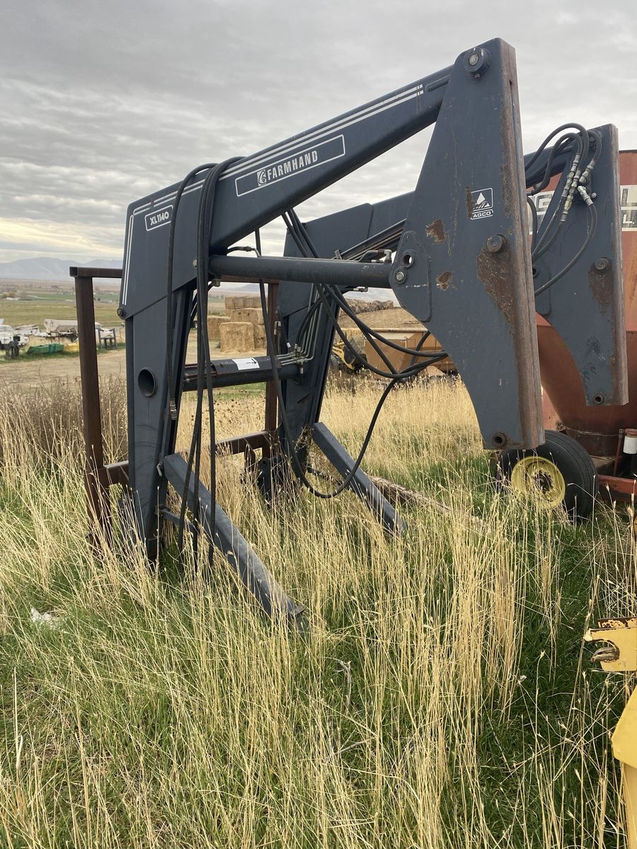 Farmhand XL 1140 Loader