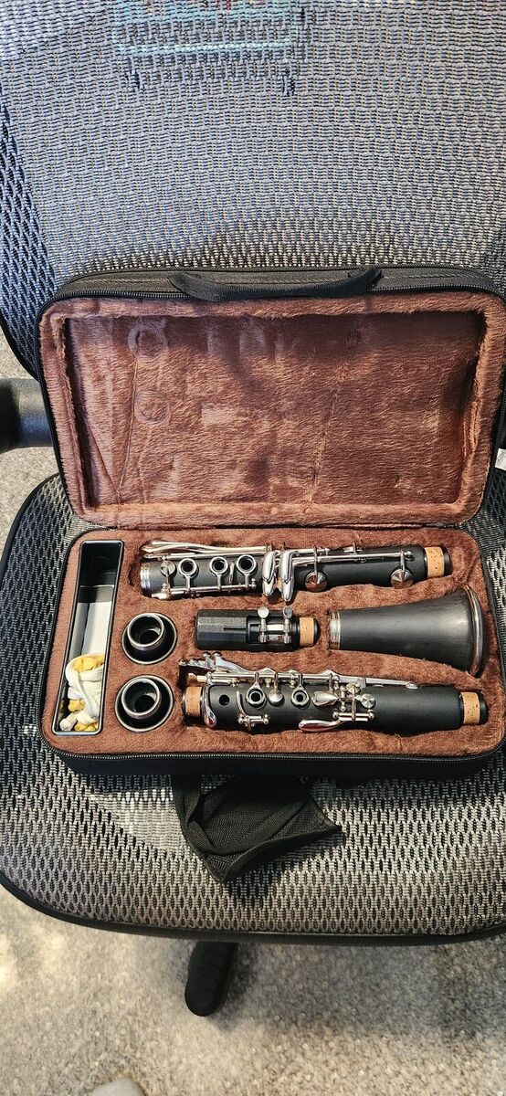 Beginner Bb clarinet w/ case