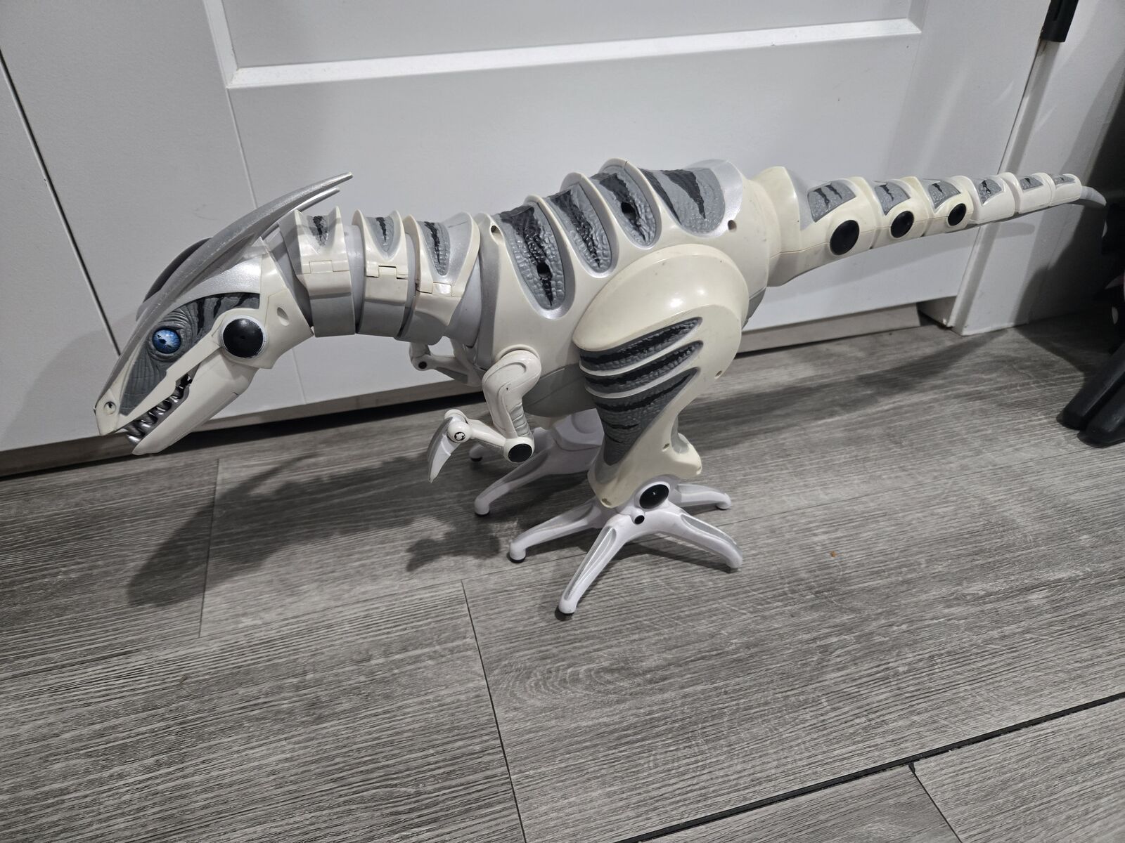 WowWee RoboRaptor 2005 Dinosaur Raptor T Rex 32" Long WITHOUT REMOTE.