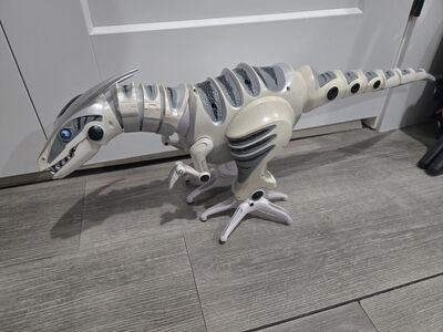 WowWee RoboRaptor 2005 Dinosaur Raptor T Rex 32" Long WITHOUT REMOTE.