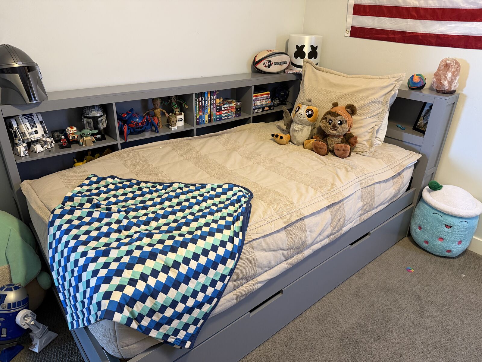 Twin daybed with USB charging