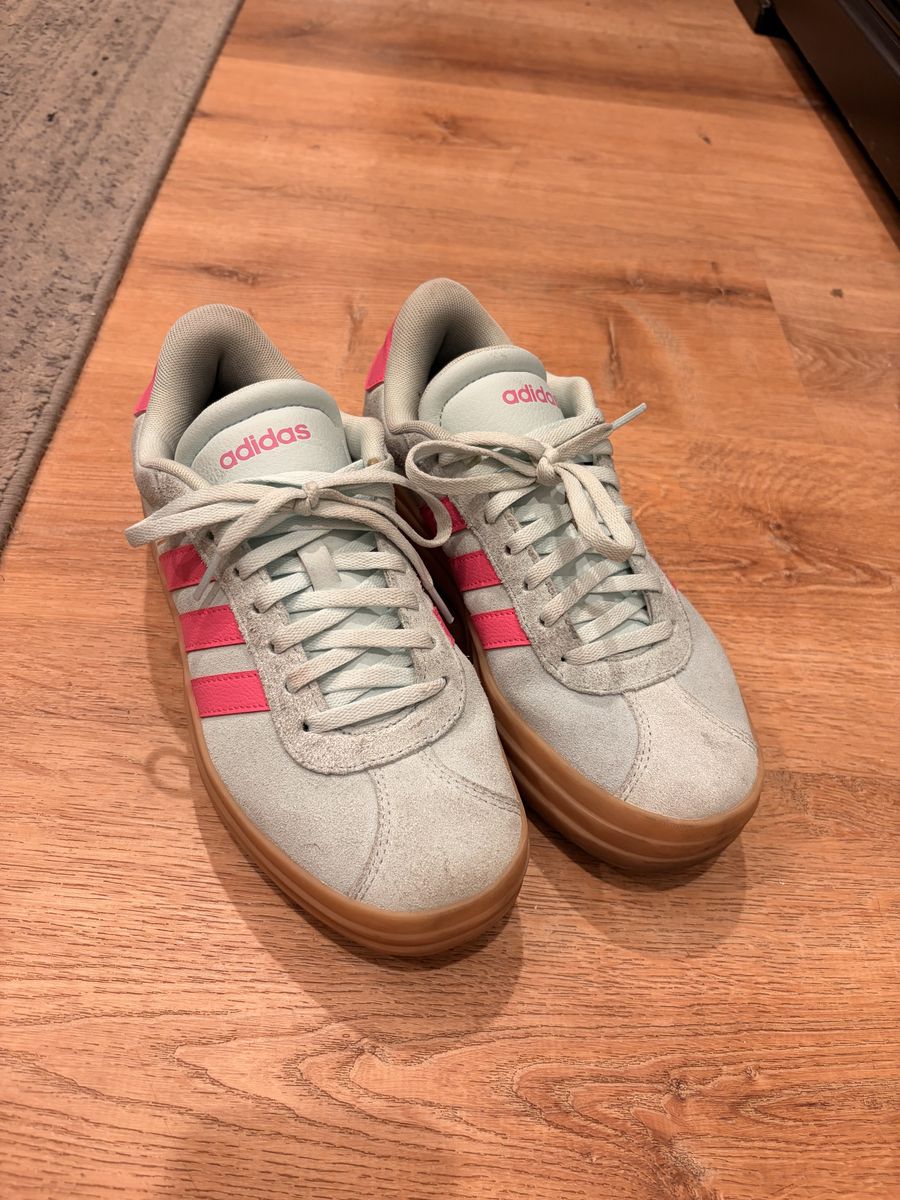 Selling these adidas VL Court 3.0 sneakers in light blue with pink stripes and gum soles.