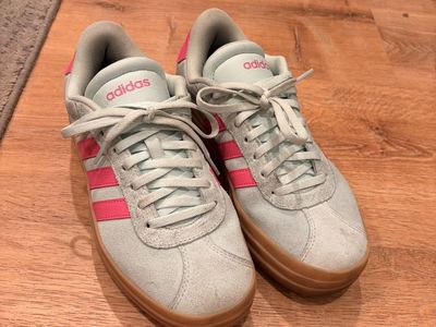 Selling these adidas VL Court 3.0 sneakers in light blue with pink stripes and gum soles.