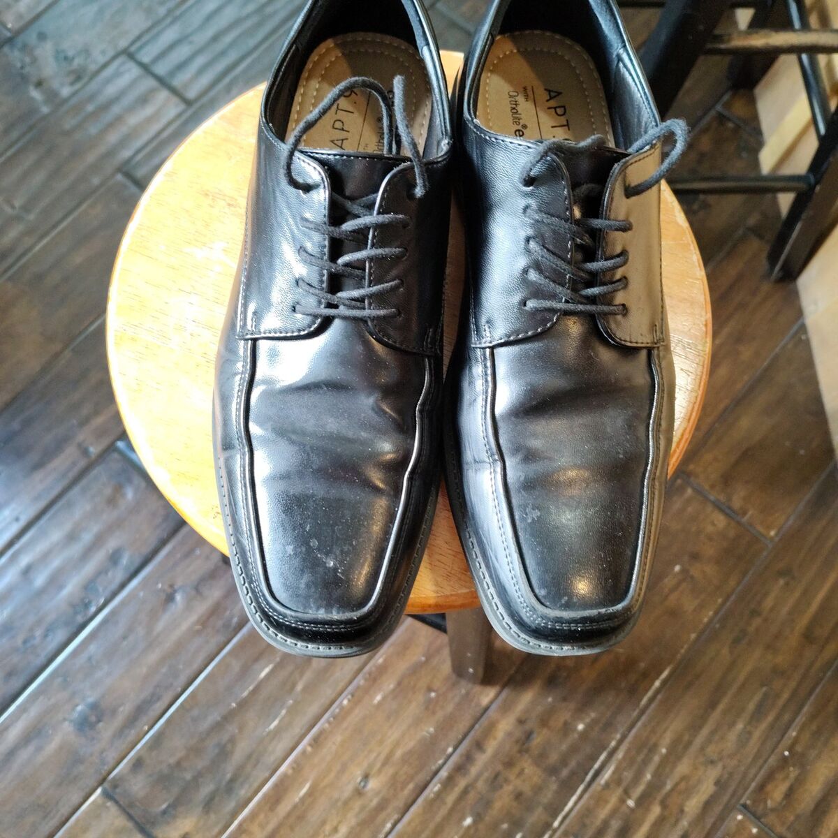 Mens/young men size 8 1/2 dress shoe