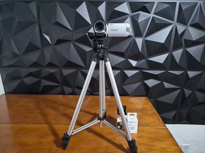 Canon FS200 Digital Video Camcorder 41x Optical Zoom SD Card Camcorder with New Battery & Charger. Tested. Excellent Conditions!
