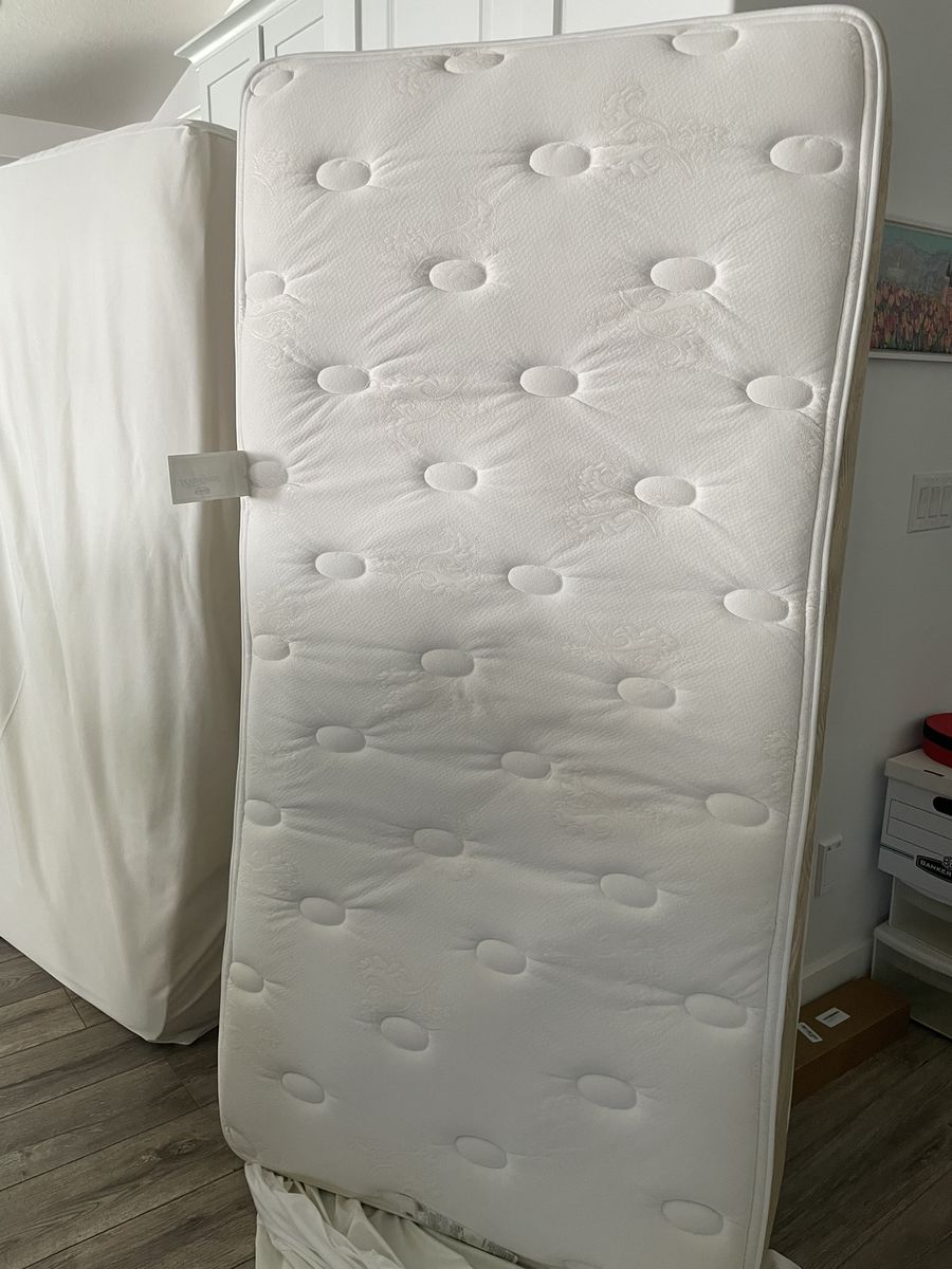 CLEAN, Soft, Twin Beautyrest Mattress