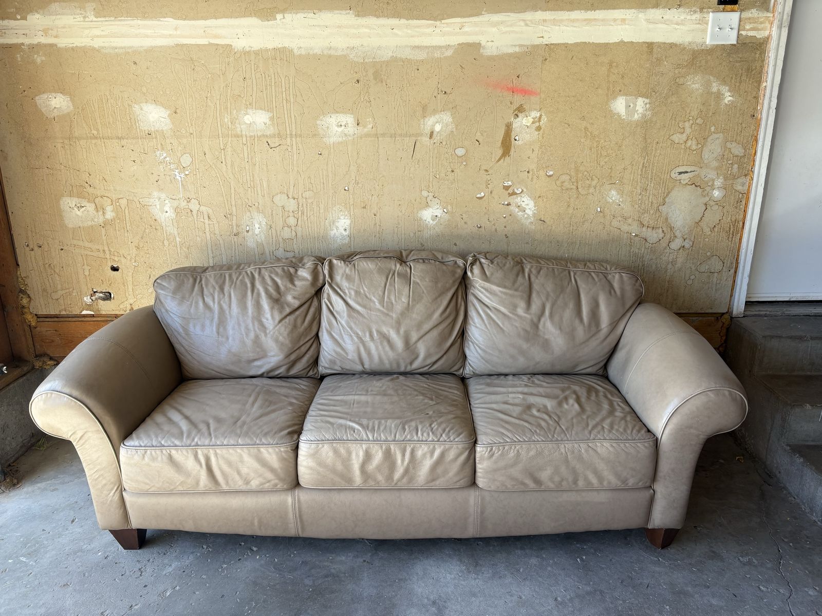 FREE LEATHER COUCH