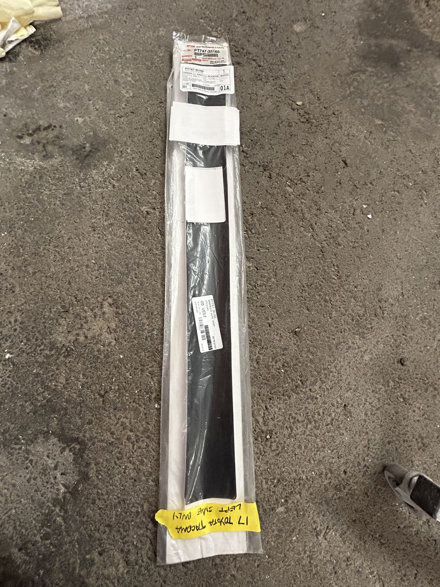 16-19 Toyota Tacoma Door Seal Protector (LT)
