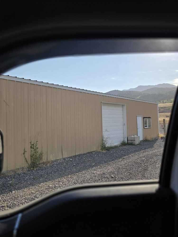 Shop, warehouse 1.5 achar parking lot  freeway view on Frontage road