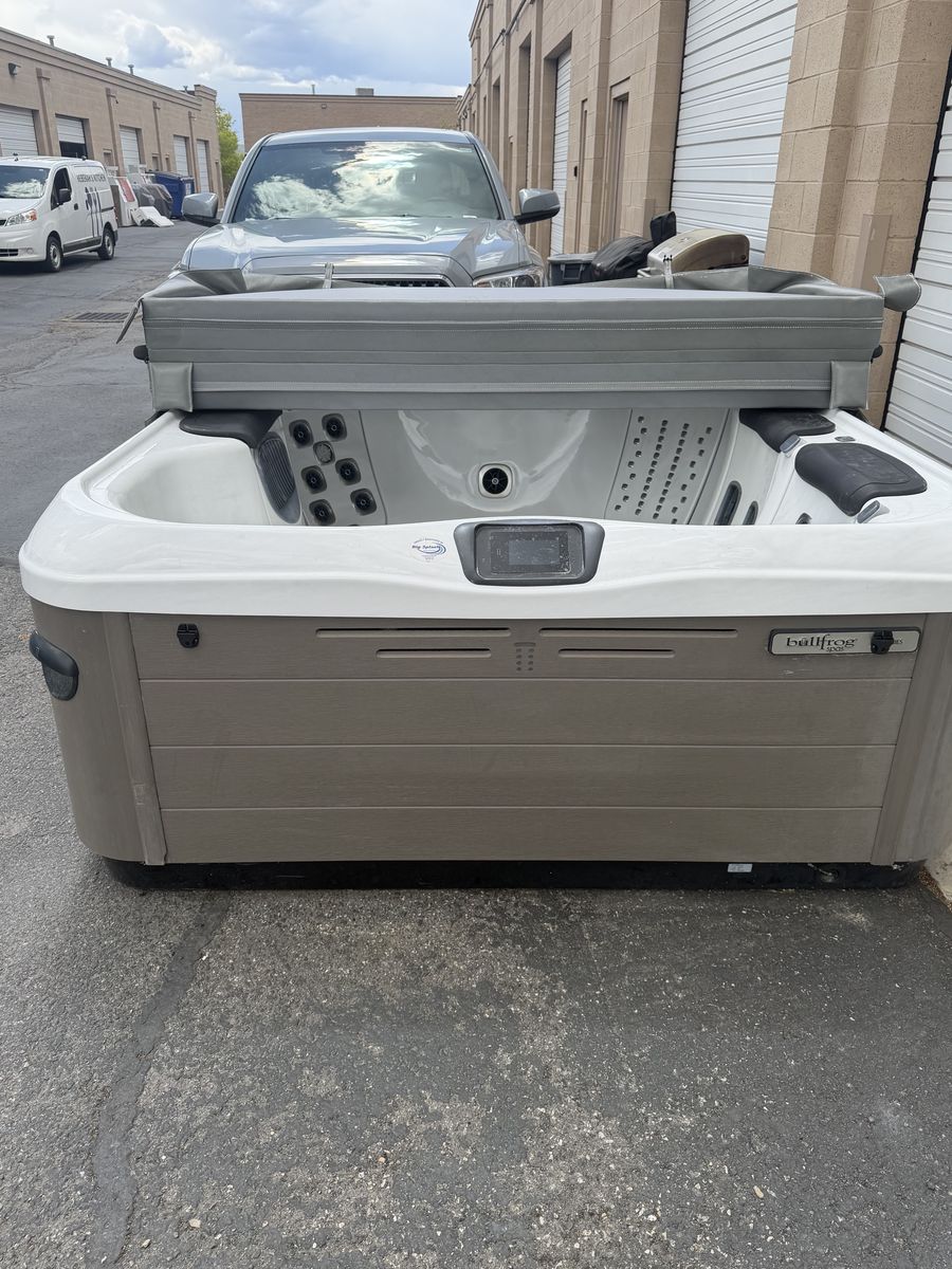 Bullfrog 5 Seat Hot Tub