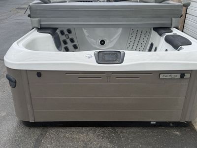 Bullfrog 5 Seat Hot Tub