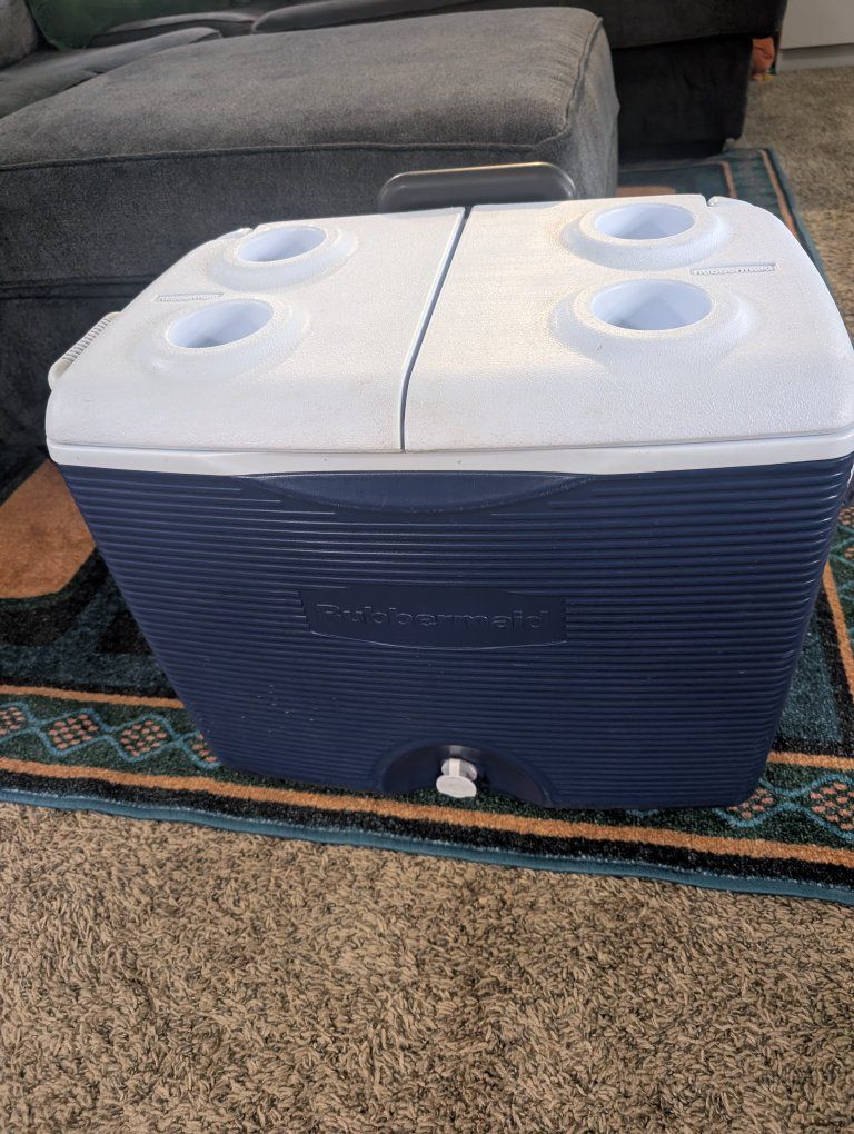 Rubbermaid 45 qt Blue Wheeled Cooler with Retractable Handle