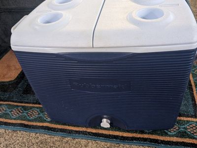 Rubbermaid 45 qt Blue Wheeled Cooler with Retractable Handle
