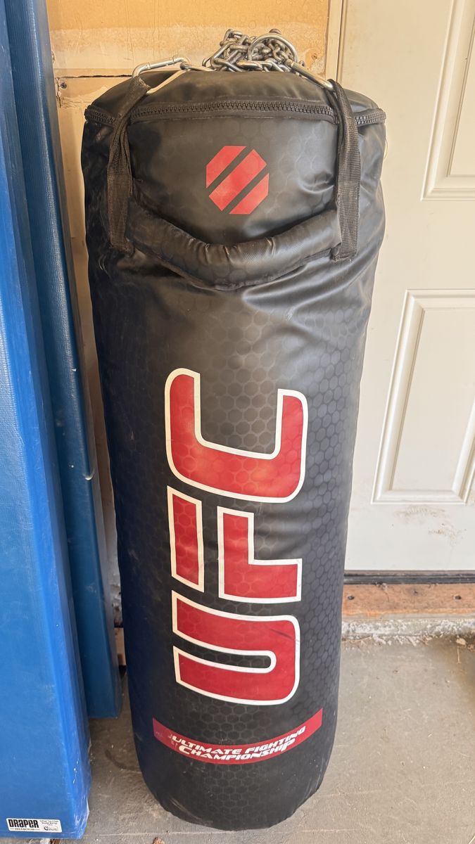 The Heavy Duty Boxing Bag UFC. 3 sets of gloves