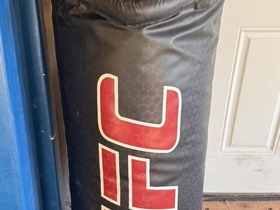 The Heavy Duty Boxing Bag UFC. 3 sets of gloves