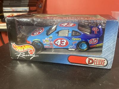 HOT WHEELS 1/24 DIECAST RACE DAY DELUXE