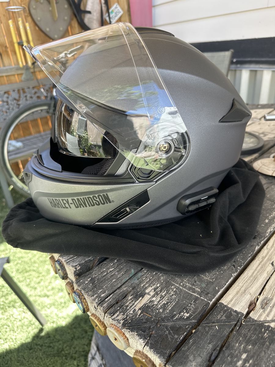 Harley Davidson helmet with Bluetooth intercom built-in sunvisor no sweat stains really clean other than a little scuff 120 obo