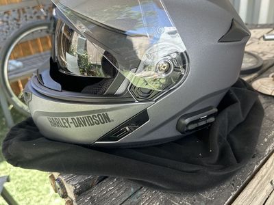 Harley Davidson helmet with Bluetooth intercom built-in sunvisor no sweat stains really clean other than a little scuff 120 obo