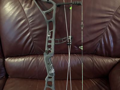 Bear Archery Kuma LD Legend Series Compound Bow Right Hand 60-70 lbs