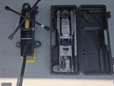2 floor jacks
