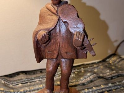 Vintage Handcarved violin player
Made by great grandpa in the 1980s.