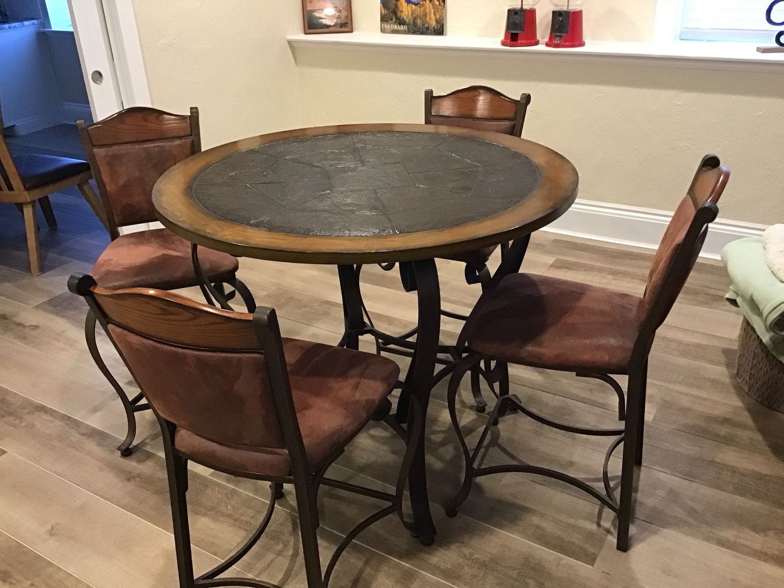 Table and chairs excellent condition very little use moving mustvsell