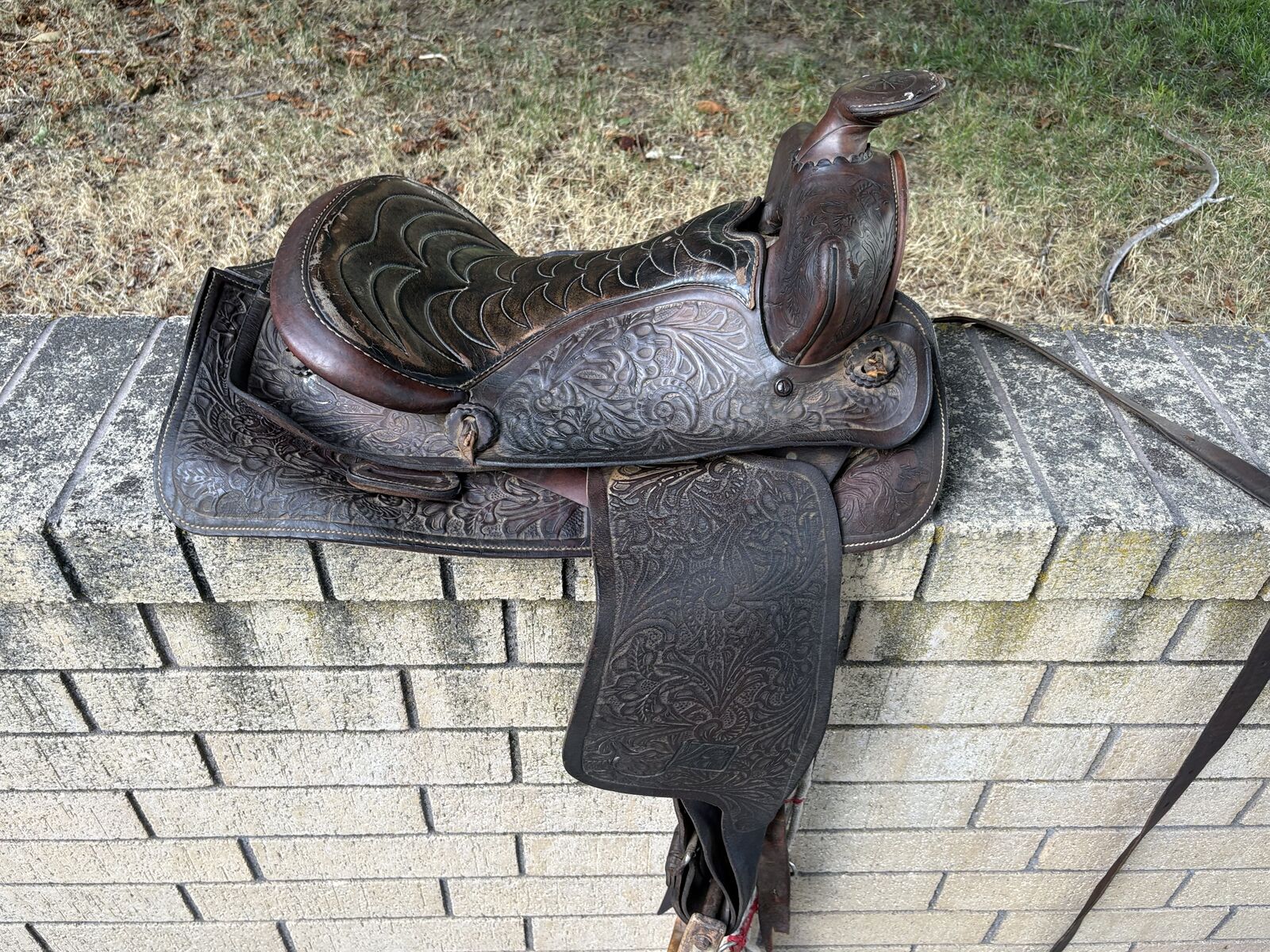 Big Horn tooled leather western saddle. Horse equestrian