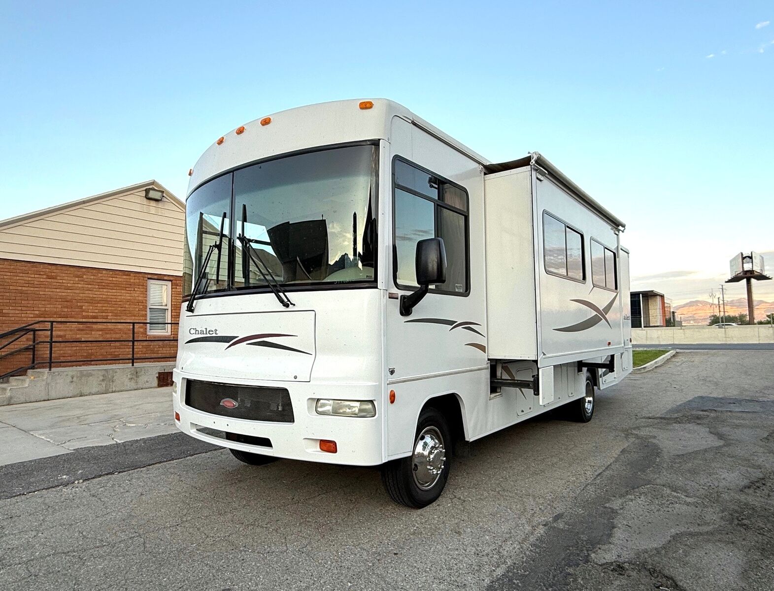 2009 Winnebago Chalet 30BR with Slideout