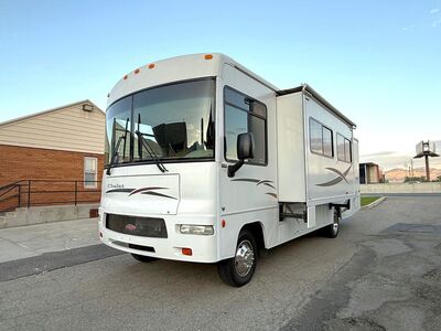 2009 Winnebago Chalet 30BR with Slideout
