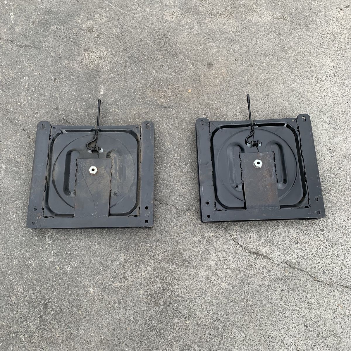 Swivel seat mounts 