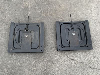 Swivel seat mounts