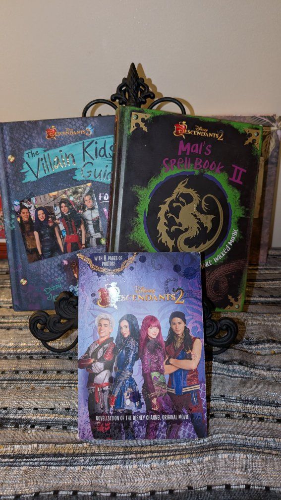 Descendants 2 & 3: Mal's Spellbook, Villain Kids'