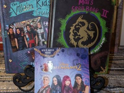 Descendants 2 & 3: Mal's Spellbook, Villain Kids'