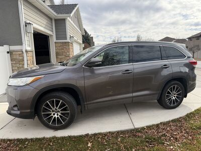 2017 TOYOTA HIGHLANDER SE