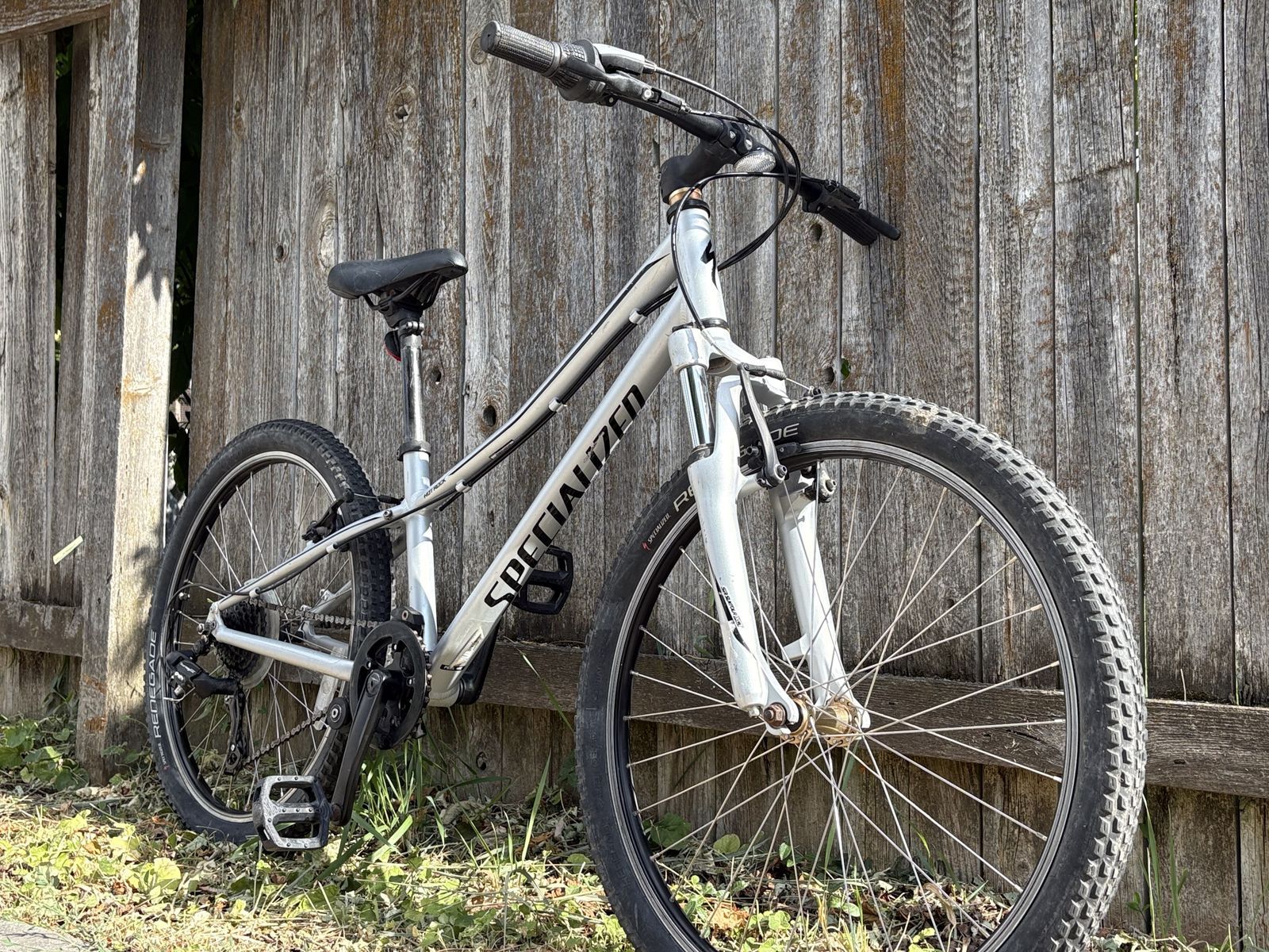 Awesome 24” wheel Specialized Hotrock kids Mtn bike w front shock