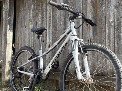 Awesome 24” wheel Specialized Hotrock kids Mtn bike w front shock