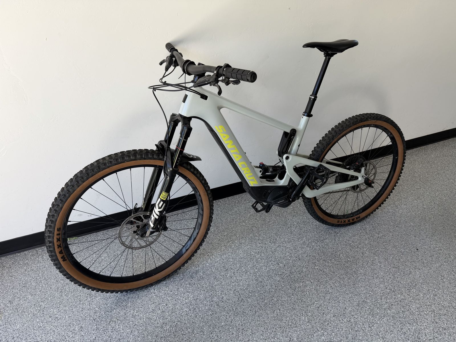 Santa Cruz Heckler E-Bike - Size Large - Light Grey with Tan Maxxis Tires