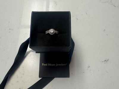 Round Diamond Halo Ring