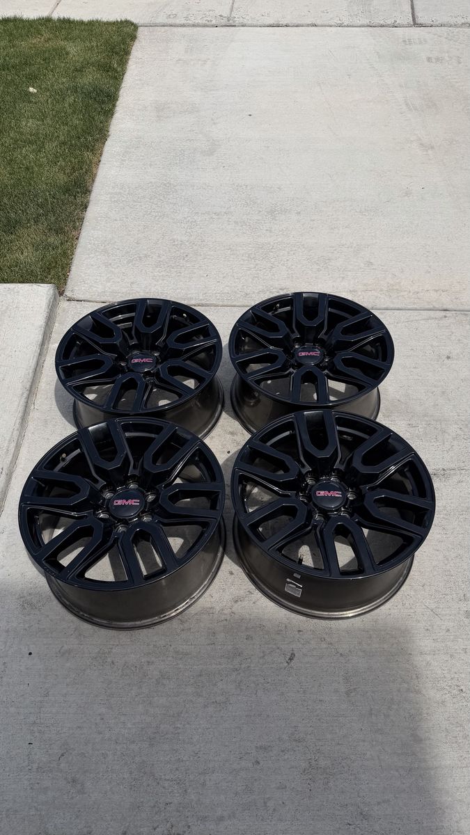 GMC Sierra 1500 Yukon Chevy Rims 20” with sensors