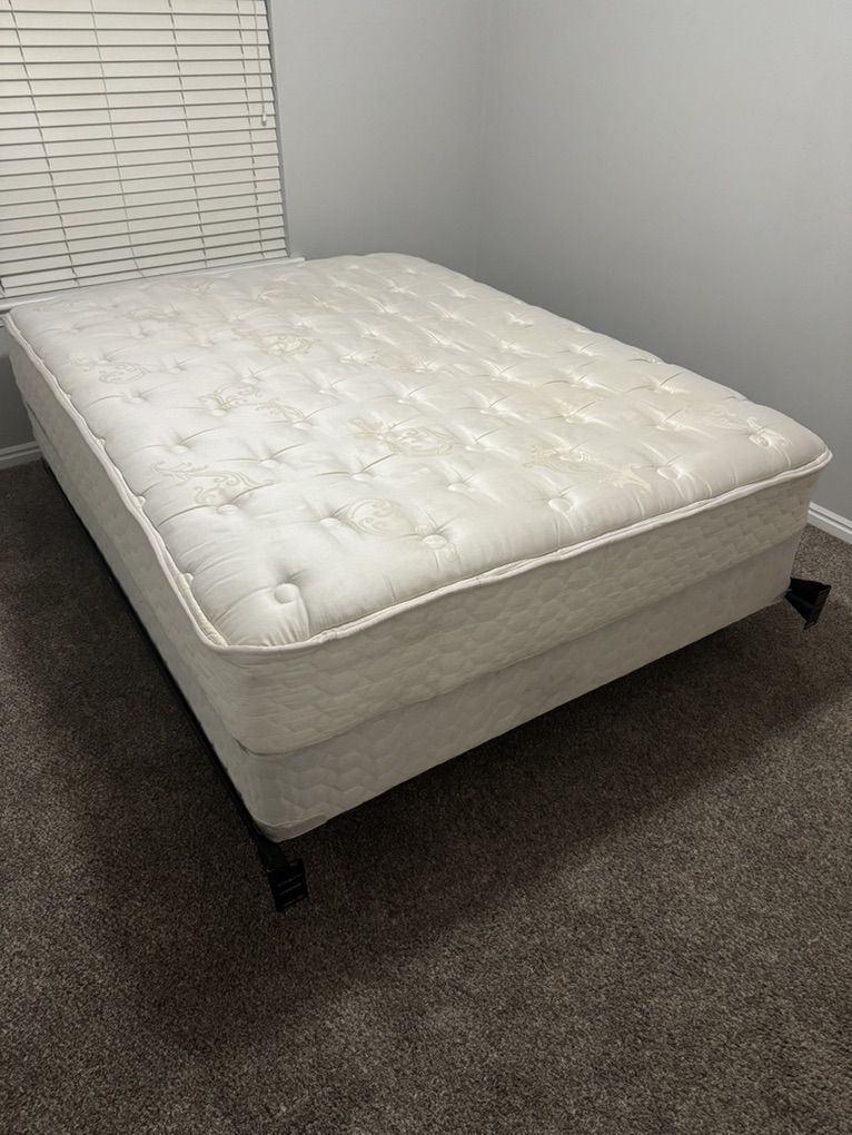 Queen Size Bed (Like New)