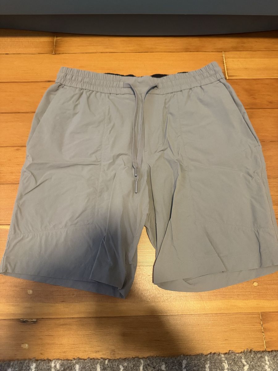 Lululemon men’s Bowline short 8” Medium