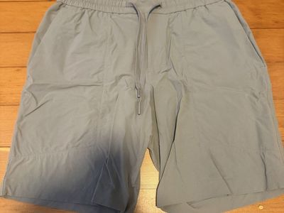 Lululemon men’s Bowline short 8” Medium