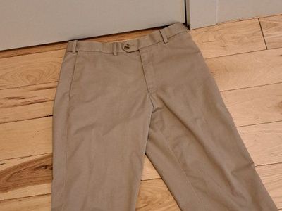 Amazon Basics Men's Khaki Chino Pants - Size 32