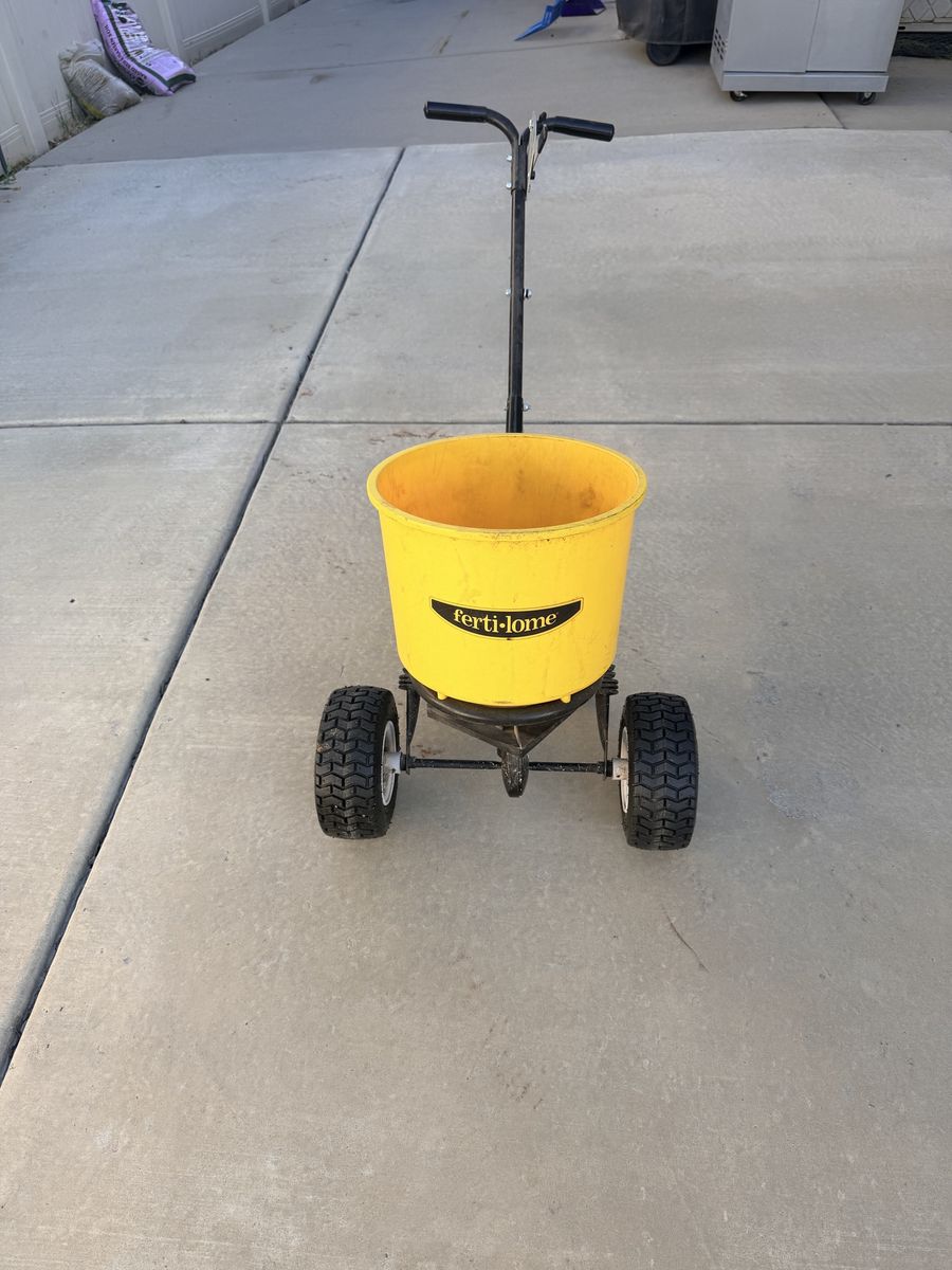 40 lb. Fertilizer Spreader – Excellent Condition
