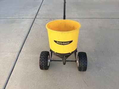 40 lb. Fertilizer Spreader – Excellent Condition
