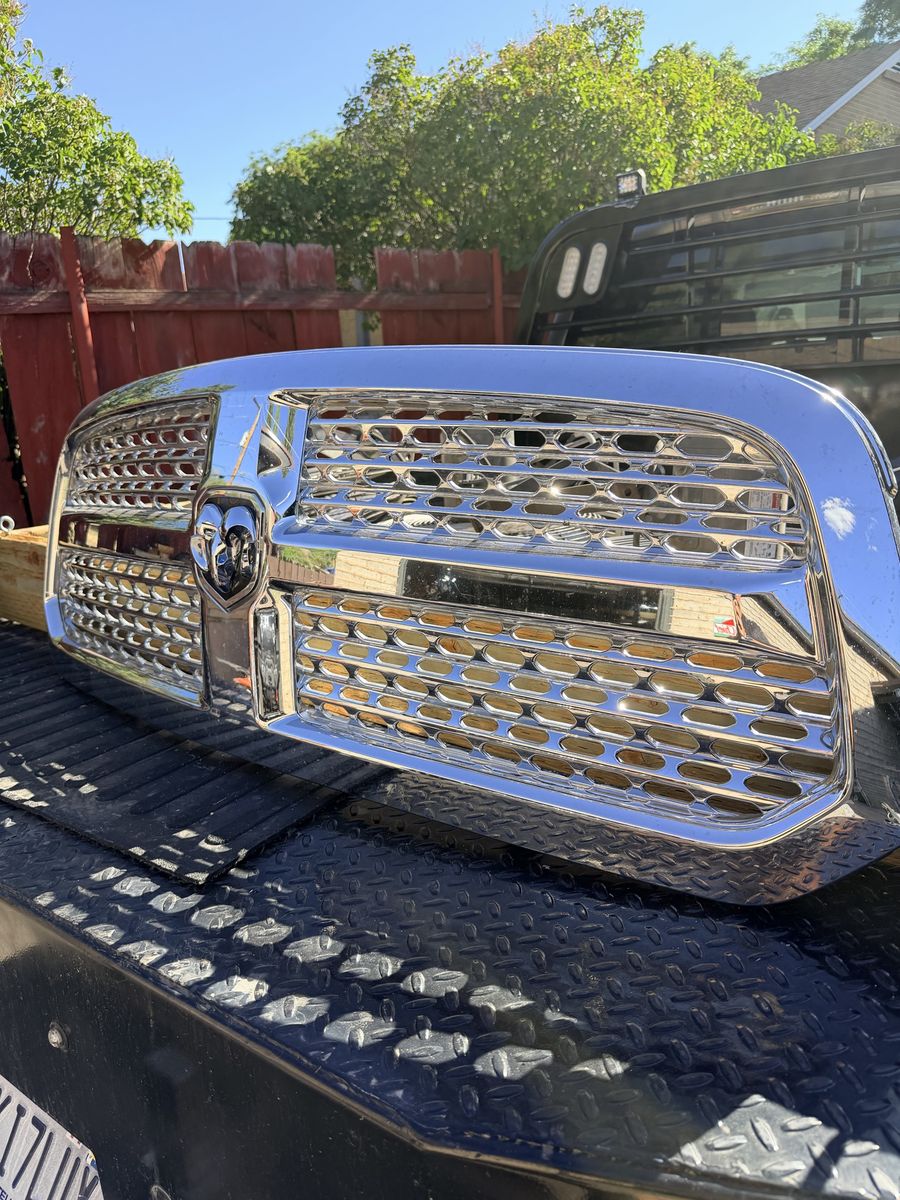 2015 Dodge 1500 Chrome factory Grill