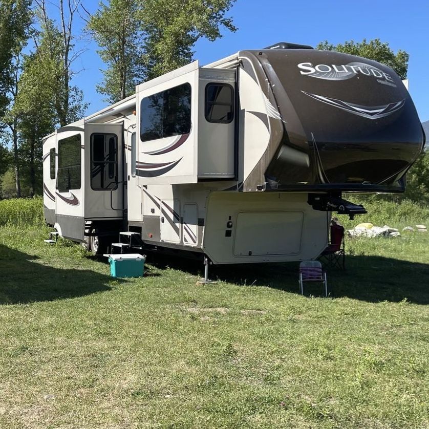 2015 Grand Design Solitude 42 foot Fifthwheel